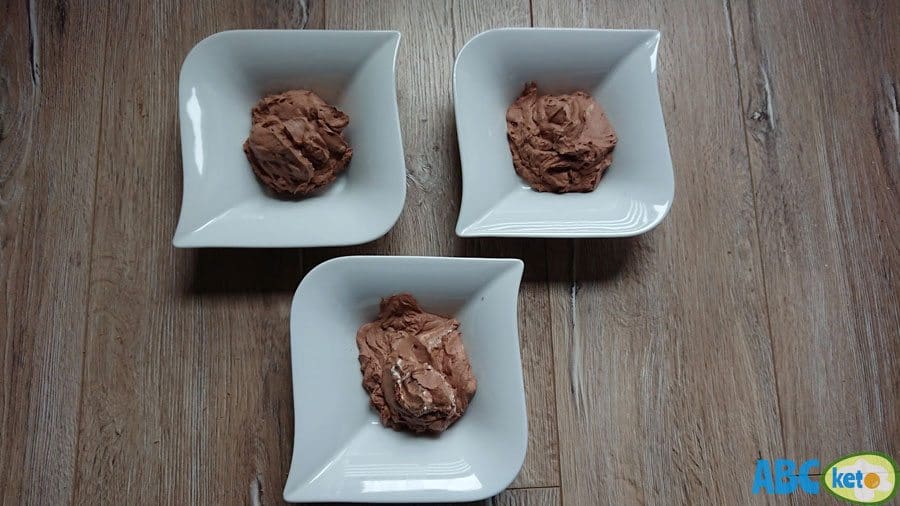 Keto chocolate mousse in bowls