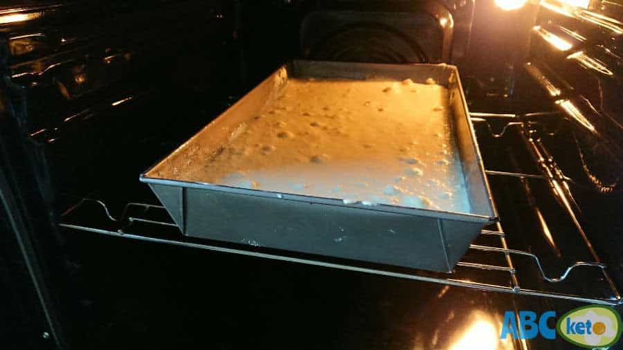 Baking simple keto cheesecake in the oven