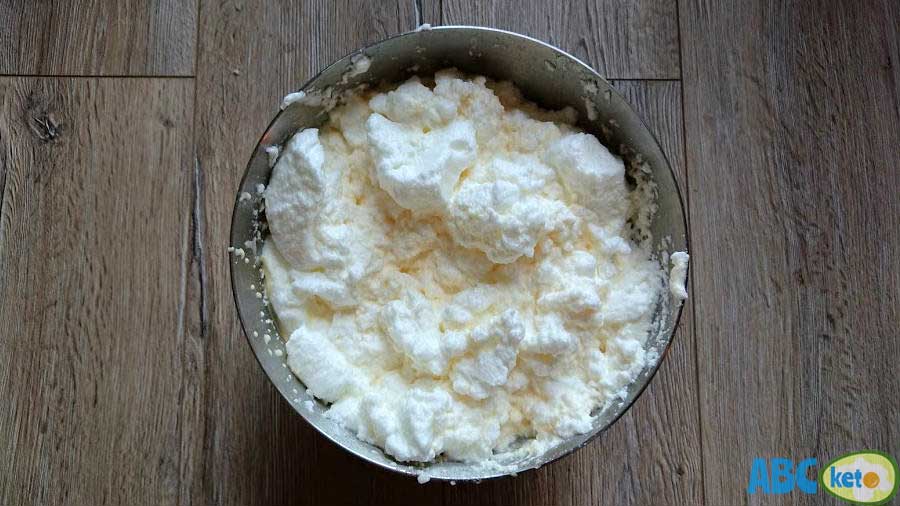 Simple keto cheesecake, adding egg whites 