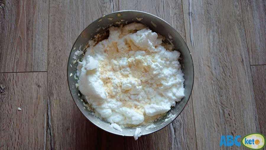 Recipe for crustless keto cheesecake, mixing ingredients