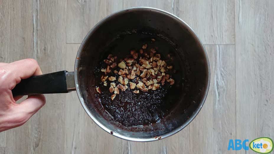 Baked crustless keto cheesecake topping with chocolate and hazelnuts